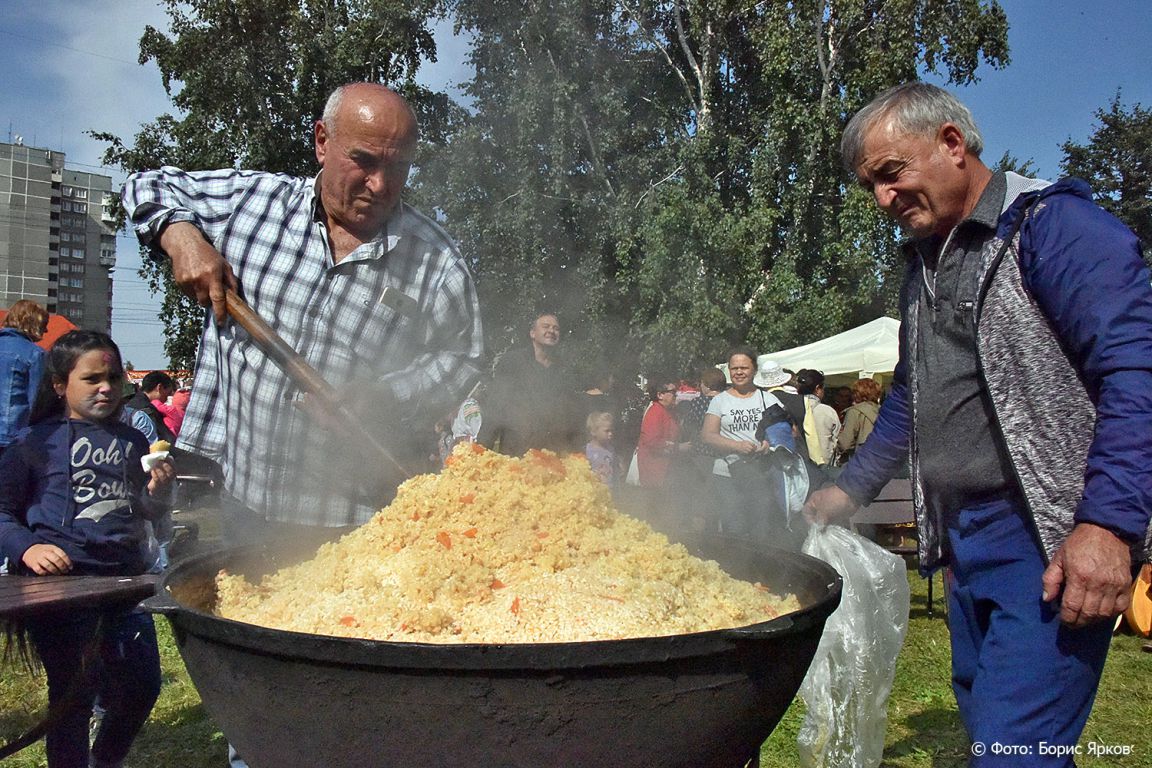 Семь казанов плова приготовили на фестивале в честь этого сытного  восточного блюда - «Уральский рабочий»